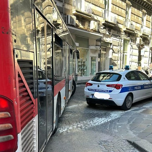 Napoli, auto della municipale blocca traffico e bus<br />&copy; Francesco Emilio Borrelli
