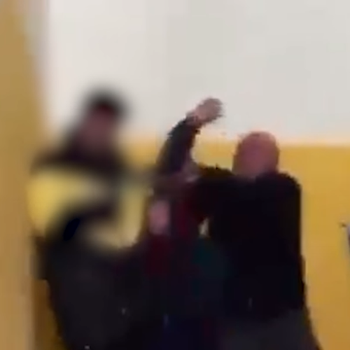 Napoli, bidello prende a schiaffi studente: video è virale. Borrelli: «Mai violenza nelle scuole»
