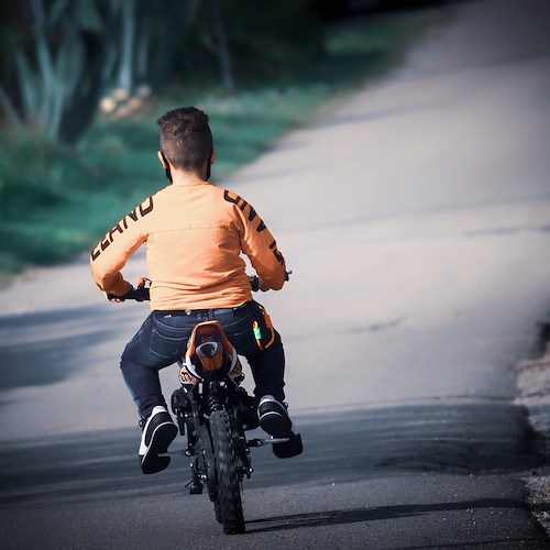 Napoli, bimbo di 8 anni sfreccia con la mini moto in centro: madre denunciata per abbandono di minore