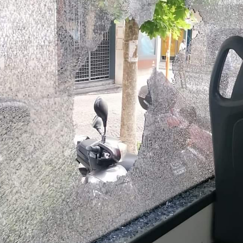 Napoli, blocca traffico in doppia fila: picchia autista Anm e distrugge autobus