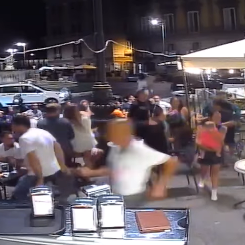 Napoli, colpi di pistola e folla in fuga in piazza Trieste e Trento. Borelli: «C'erano anche bambini». Schiavo: «Più sicurezza o negozi chiuderanno» 