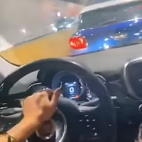 Napoli, fingono un malore in auto per evitare il traffico in galleria. Il video su TikTok