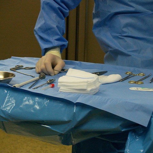 Napoli, firma interventi chirurgici ma non si presenta in sala operatoria: nei guai medico di Pagani 