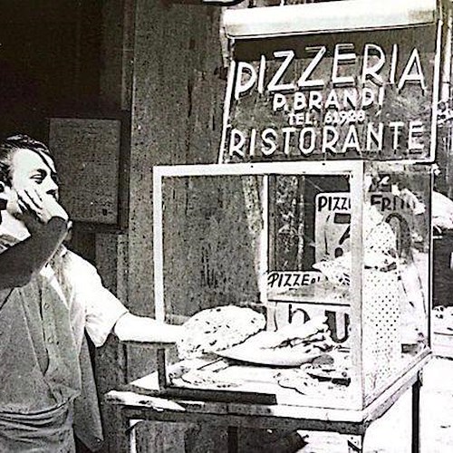 Napoli, i Nas e l'Asl chiudono l'Antica Pizzeria Brandi