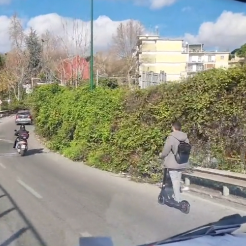 Napoli, in monopattino su una superstrada. Il video diventa virale