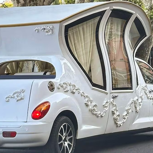 Napoli, l'auto del matrimonio "trasformata" in carrozza. Gli utenti sui social: «Trionfo del trash?»