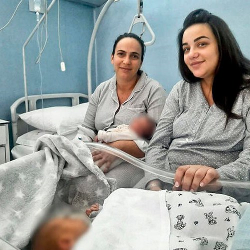 Napoli, madre e figlia partoriscono a poco più di 24 ore di distanza: festa al Cardarelli 