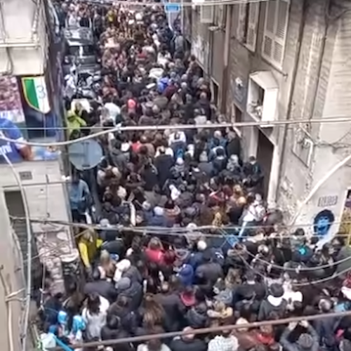 Napoli, nel giorno di Pasquetta largo Maradona assediato da turisti