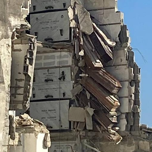 Napoli, nuovo crollo al cimitero di Poggioreale: bare sospese nel vuoto