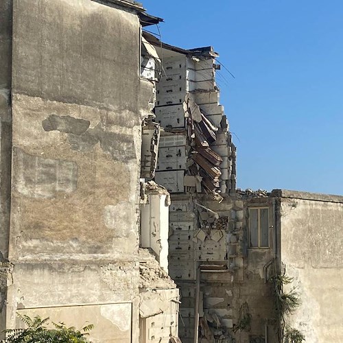 Napoli, nuovo crollo al cimitero di Poggioreale: bare sospese nel vuoto