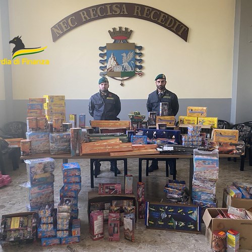 Napoli, operazione "Capodanno sicuro": sequestrate oltre 1,2 tonnellate di fuochi d'artificio illegali<br />&copy; Guardia di Finanza