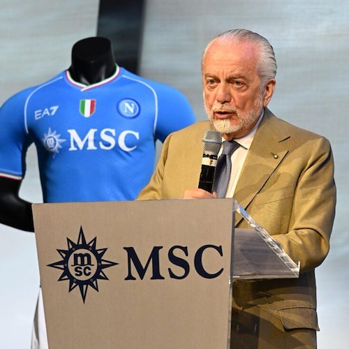 Napoli, presentata la nuova maglia con il tricolore sul petto. De Laurentiis: «Oggi comincia una nuova era»