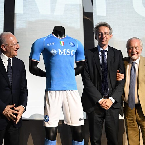 Napoli, presentata la nuova maglia con il tricolore sul petto. De Laurentiis: «Oggi comincia una nuova era»