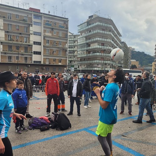 Napoli ricorda Maradona, inaugurata statua del Pibe de Oro davanti allo stadio / FOTO