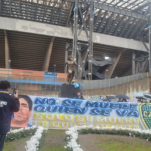 Napoli ricorda Maradona, inaugurata statua del Pibe de Oro davanti allo stadio / FOTO