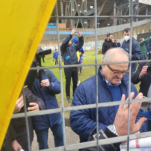 Napoli ricorda Maradona, inaugurata statua del Pibe de Oro davanti allo stadio / FOTO