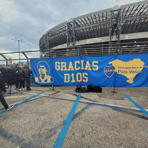 Napoli ricorda Maradona, inaugurata statua del Pibe de Oro davanti allo stadio / FOTO