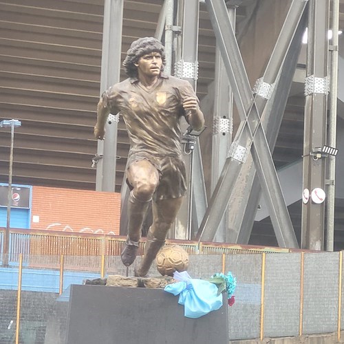 Napoli ricorda Maradona, inaugurata statua del Pibe de Oro davanti allo stadio / FOTO