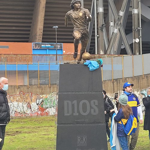 Napoli ricorda Maradona, inaugurata statua del Pibe de Oro davanti allo stadio / FOTO