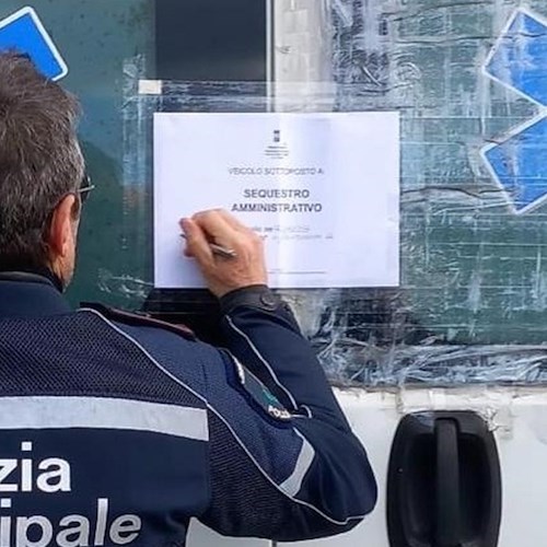 autoambulanza sprovvista di copertura assicurativa<br />&copy; Comune di Napoli