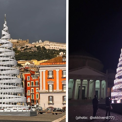 Napoli “sfida” Salerno e accende un albero di 20 metri: il colpo d'occhio sulla piazza è spettacolare