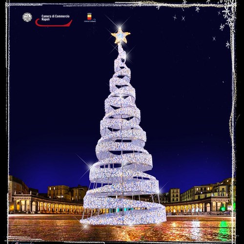 Napoli “sfida” Salerno e accende un albero di 20 metri: il colpo d'occhio sulla piazza è spettacolare