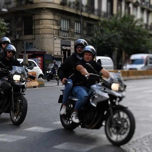 Napoli, strattonano e rapinano donna: poliziotti inseguono e arrestano due algerini 