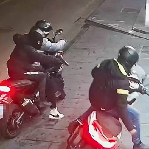 Napoli: tentano di rubargli lo scooter, ma lui resiste. Ladri gli sparano alle gambe