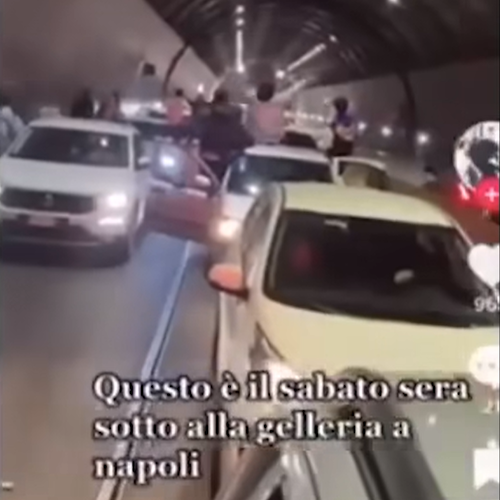 Napoli, traffico sotto la Galleria della Vittoria: giovani danno vita a discoteca improvvisata. Il video è virale