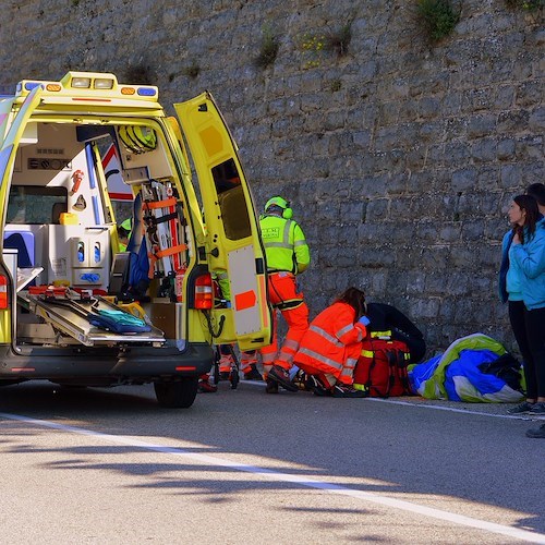 Napoli, trasportano scala su scooter e feriscono al volto ricercatrice universitaria
