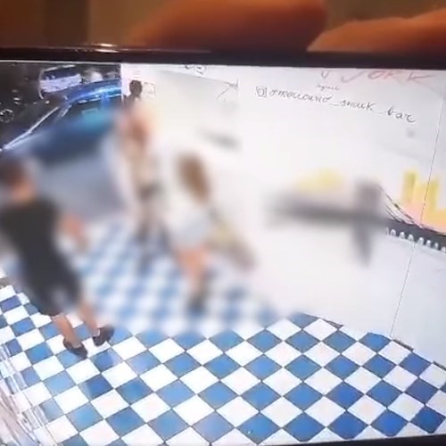 Molestie a Piazza Carità a tre 11enni<br />&copy; Foto tratta dal video pubblicato da Francesco Emilio Borrelli