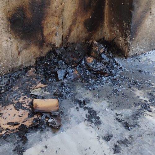 Napoli, vandali al Teatro San Carlo: fuoco danneggia parte della facciata dell’edificio