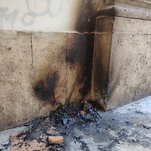 Napoli, vandali al Teatro San Carlo: fuoco danneggia parte della facciata dell’edificio