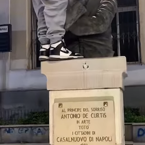 Napoli, vandali si arrampicano sulla statua di Totó: insulti e mascherina sul viso 