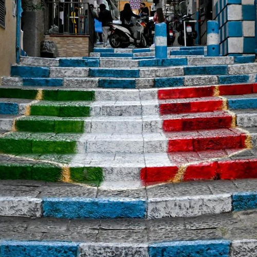Napoli verso il terzo scudetto, al via la ritinteggiatura selvaggia della città: dipinto il tricolore sulle scale di Salita Paradiso