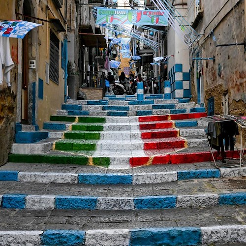 Napoli verso il terzo scudetto, al via la ritinteggiatura selvaggia della città: dipinto il tricolore sulle scale di Salita Paradiso