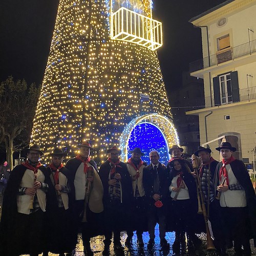 Natale a Minori, Sindaco e zampognari accendono l'albero in piazza Umberto I 