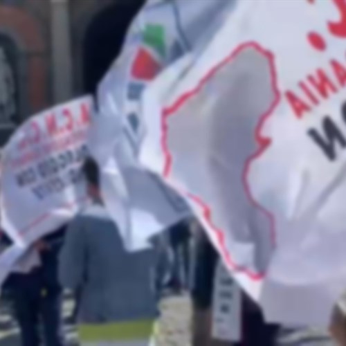 Ncc e bus turistici protestano con un carro funebre a Napoli: «Siamo una categoria fantasma»