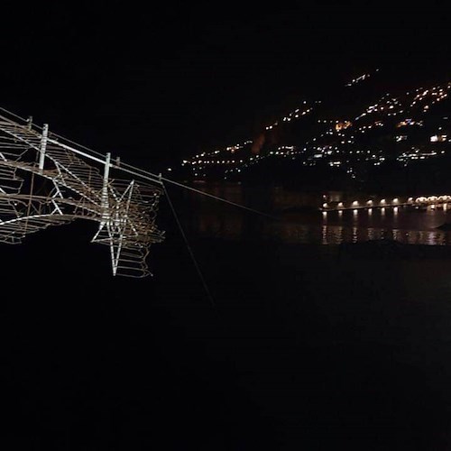 Nel giorno della Vigilia la stella cometa torna ad illuminare la baia di Amalfi 