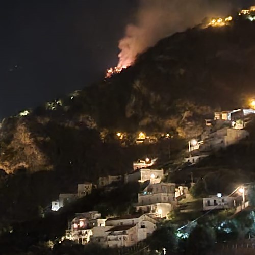 Nella notte le fiamme tornano a destare preoccupazione tra Amalfi e Conca dei Marini /foto /video
