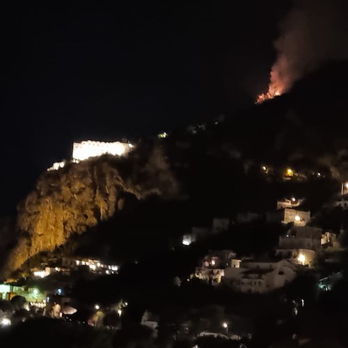 Nella notte le fiamme tornano a destare preoccupazione tra Amalfi e Conca dei Marini /foto /video