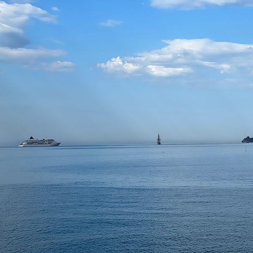 Nelle acque della Costa d'Amalfi la nave da crociera "Europa" e il veliero "Sea Cloud"