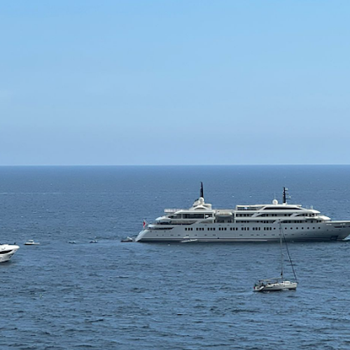 Nelle acque di Atrani la nave "Dream" e lo yacht di lusso "Illusion V"