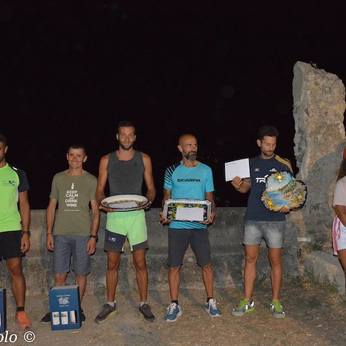 Night Trail Praia San Domenico. Vince Giovanni Ruocco, Annalisa Cretella prima classificata tra le donne /Foto Bartolo Fusco