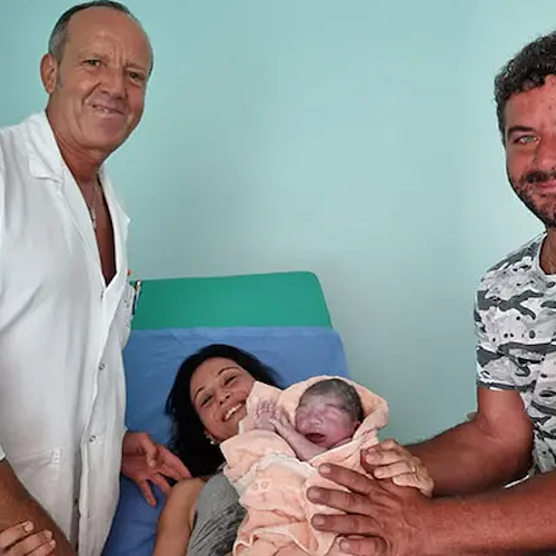 Non c'è tempo per andare in ospedale, il piccolo Ciro nasce nello studio del ginecologo. Gioia ad Atena Lucana 