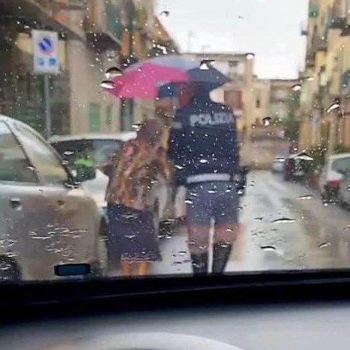 Non riesce a rincasare a causa del temporale, anziana in lacrime soccorsa da due poliziotti a Napoli<br />&copy; Questura di Napoli