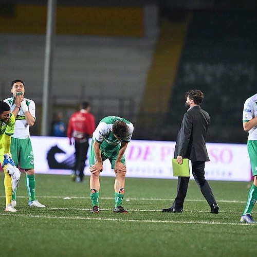 «Non sei degno di indossare la maglia dell'Avellino», calciatore minacciato e spogliato dagli ultras