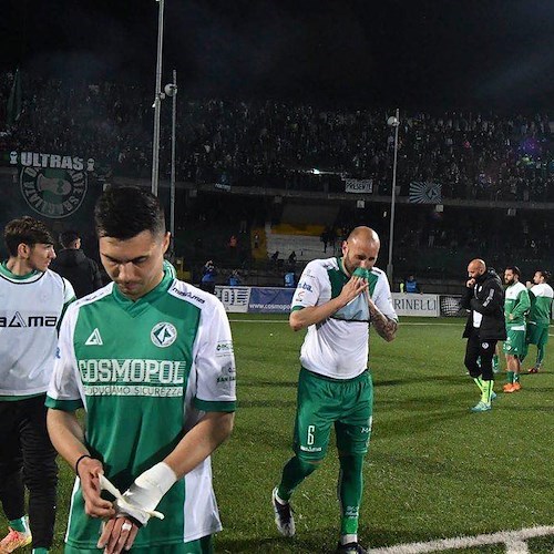 «Non sei degno di indossare la maglia dell'Avellino», calciatore minacciato e spogliato dagli ultras