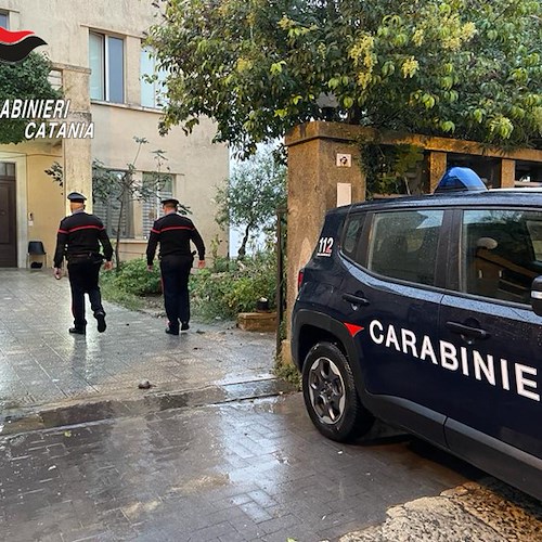 Non si accorge dell'incendio a causa di deficit all'udito: anziana salvata dai carabinieri a Catania 