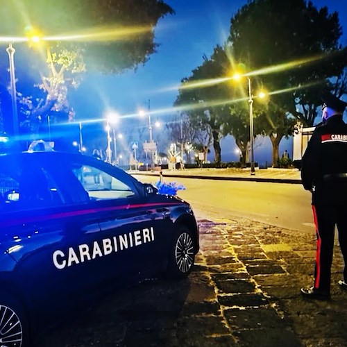 Non si ferma all'alt dei carabinieri a Maiori, giovane fugge e lancia droga nel fiume: fermato 